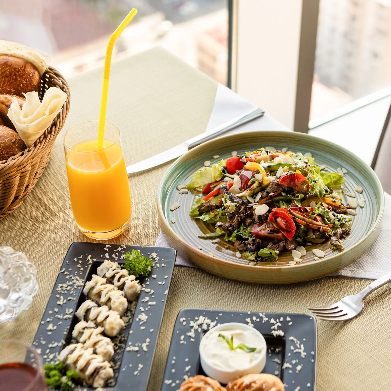 Verse salade met groenten als onderdeel van een uitgebalanceerd voedingsprogramma om af te vallen